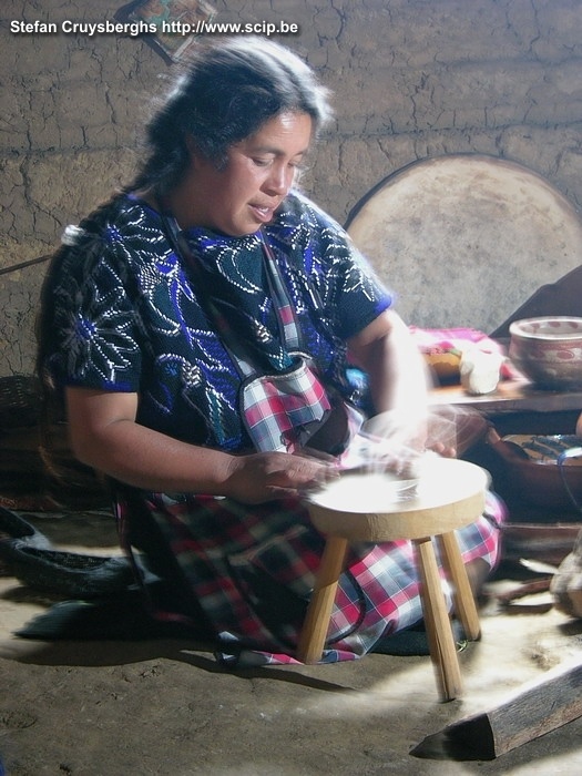 Chamula Een vrouw bakt tortillas nabij het indianenstadje Chamula. Stefan Cruysberghs